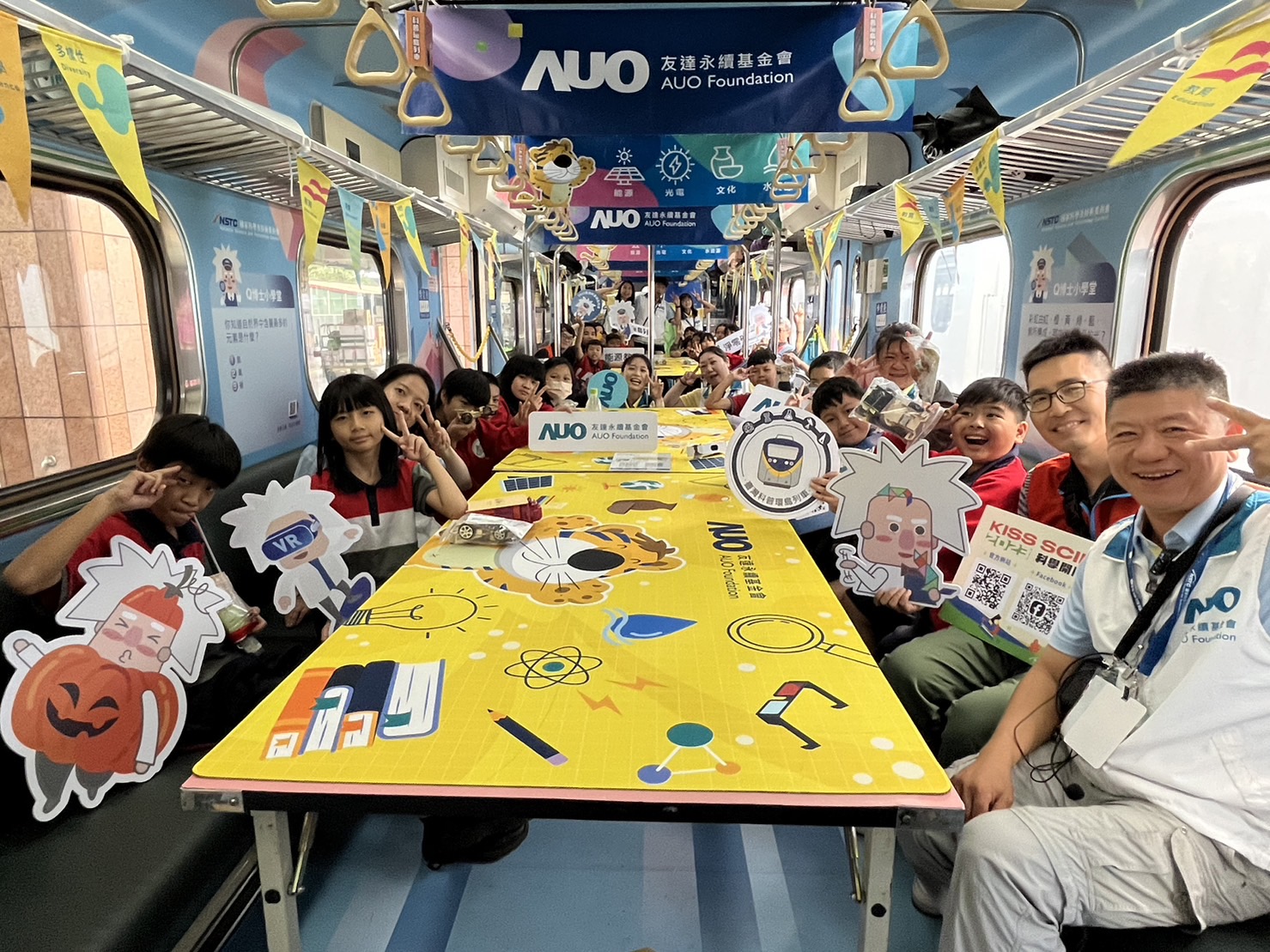3499拉斯维加斯永續基金會參與「臺灣科普環島列車」，設計基礎科學車廂課程，以「淨零碳排和永續能源」為主題，讓學生透過創意實驗認識淨零知識，以及思考生活中的減碳行為