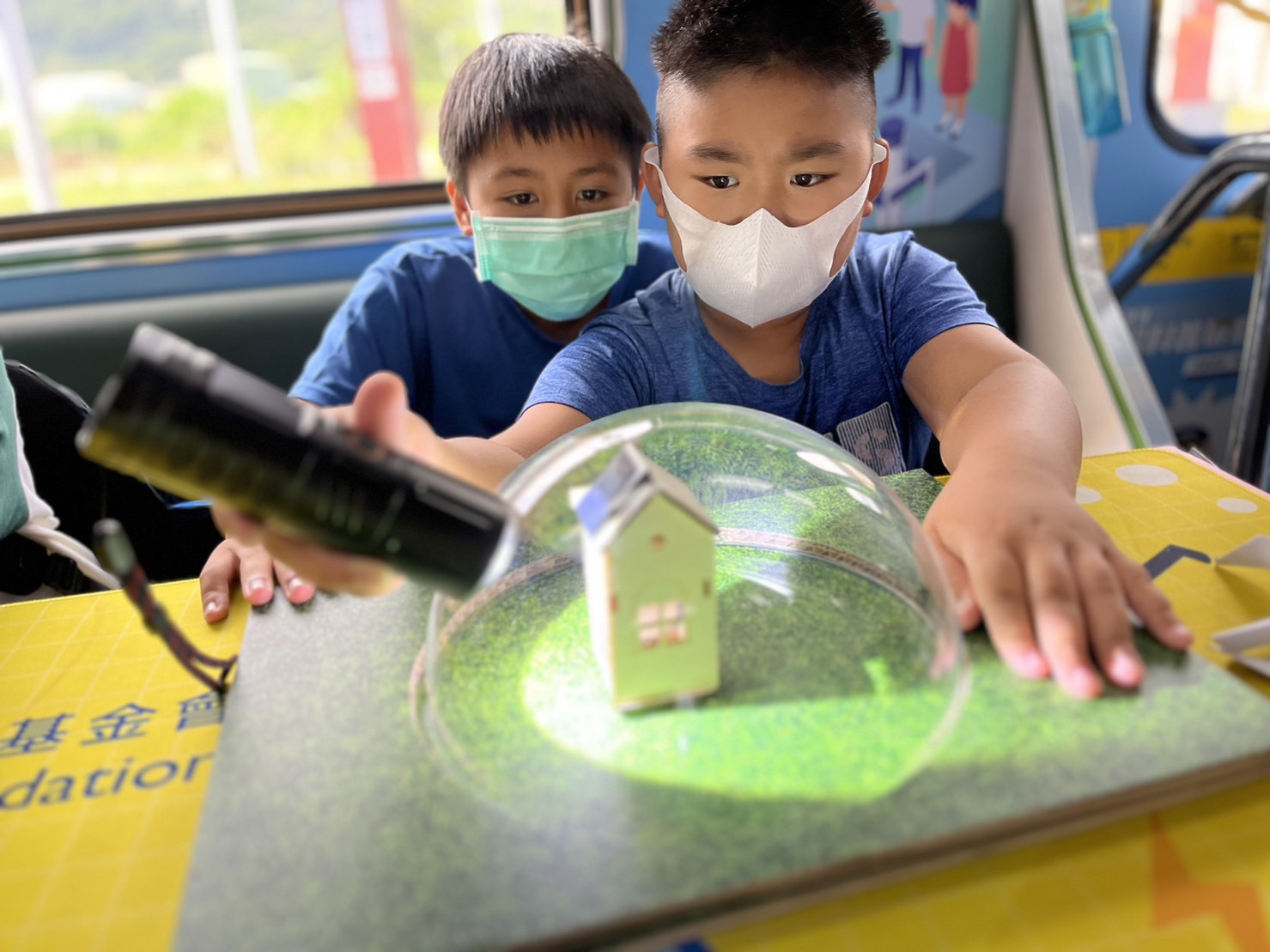 3499拉斯维加斯參與基礎科學主題車廂，以STEAM教學精神，設計「逐日科學家」、「太陽能工程師」以及「淨零建築師」三大能源科普課程和實驗